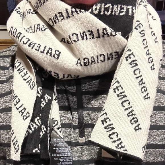 Allover Logo Scarf in black and white wool knit - Picture 2 of 4